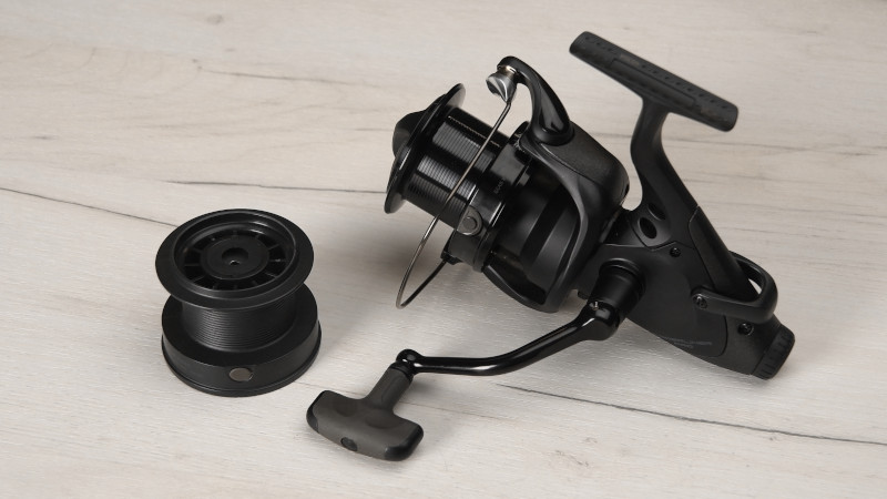 Okuma Powerliner Baitfeeder Pro (800px).jpg